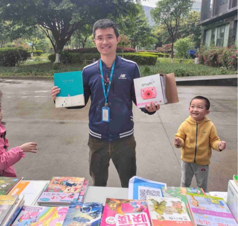 07010938151002110460103248FD.jpg?nettype=in&needfile=1&hash=md5:52:5C:E9:1C:C6:72:64:19:68:74:B9:66:F3:59:B0:04&size=153686&origurl=http%3A%2F%2F10.31.30.225%3A9080%2Fs%2F07010938151002110460103248FD.jpg 成都爱“兴”义卖2.jpg